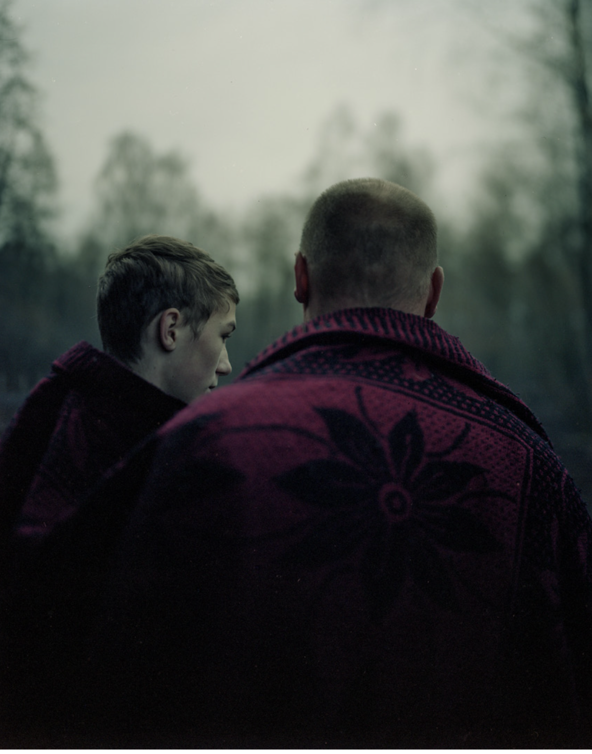 Father and son from behind, red patterned knitwear — Podlasie